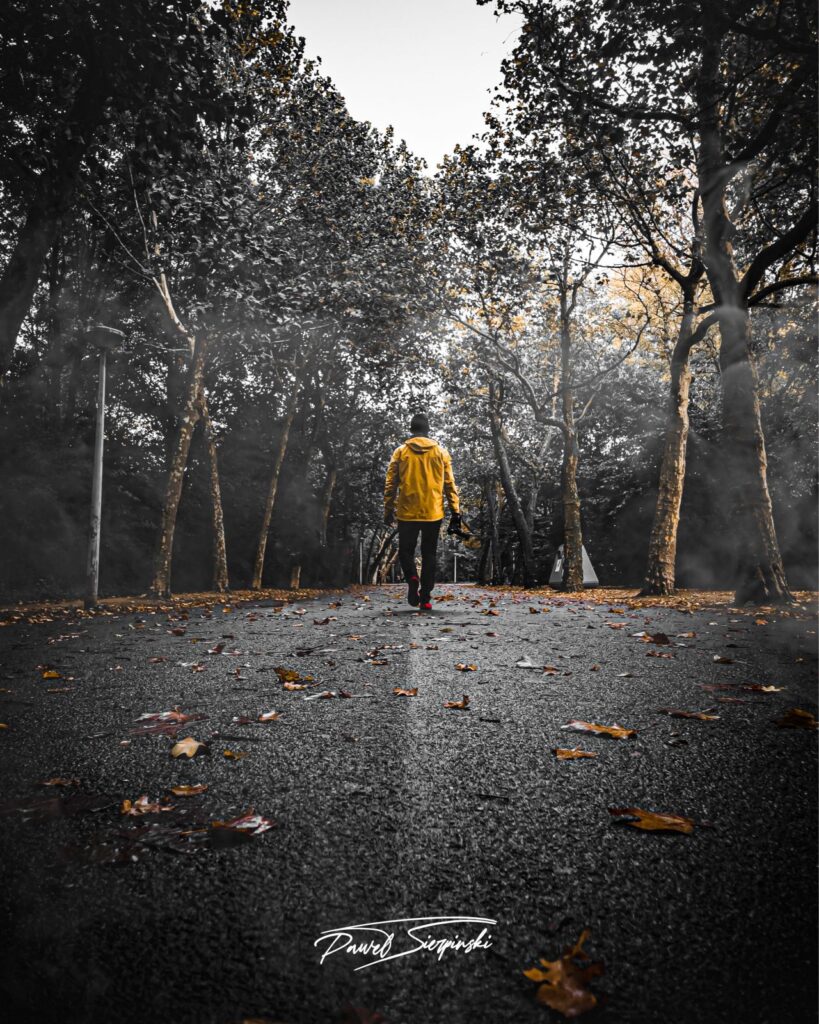 Szara rzeczywistość zdjęcie z projektu mężczyzna w żółtej kurtce. Man in yellow jacket